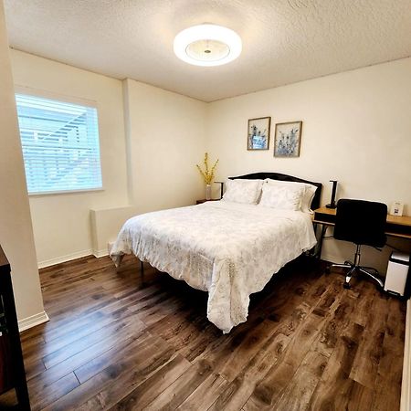 Adorable 1- Bedroom Suite In Langford ビクトリア エクステリア 写真