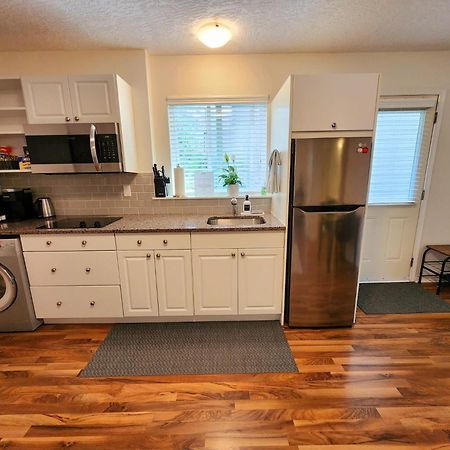 Adorable 1- Bedroom Suite In Langford ビクトリア エクステリア 写真