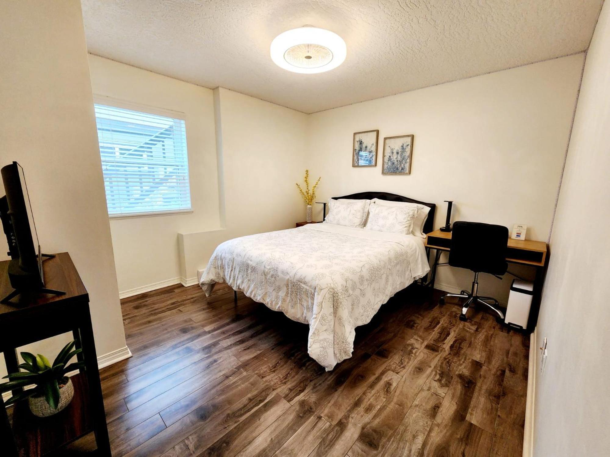 Adorable 1- Bedroom Suite In Langford ビクトリア エクステリア 写真