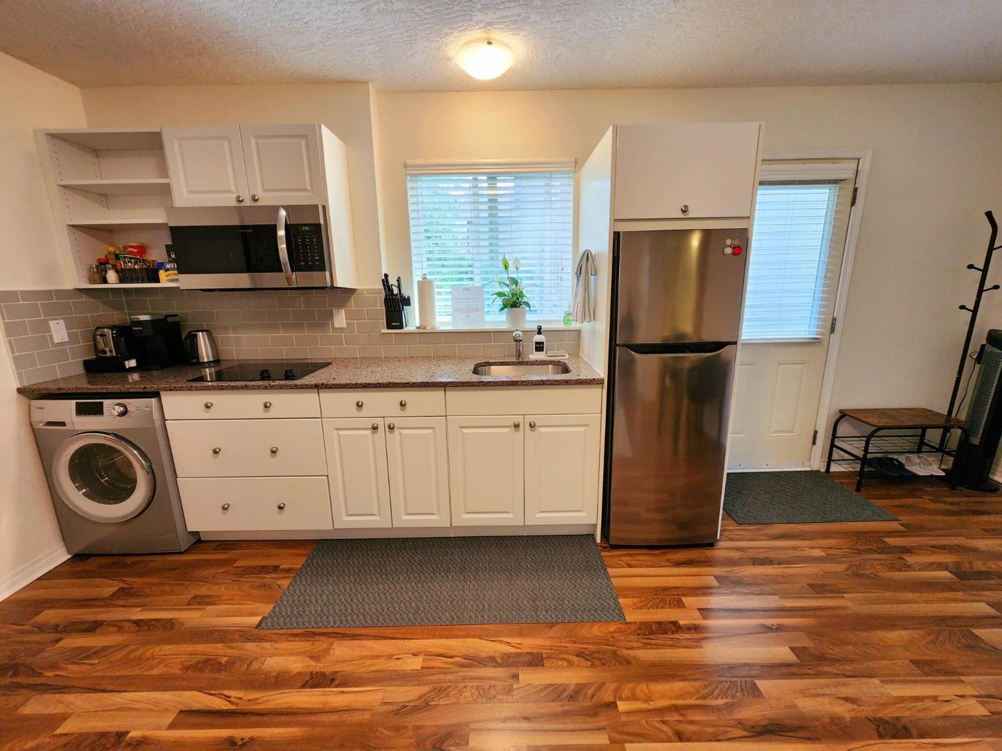 Adorable 1- Bedroom Suite In Langford ビクトリア エクステリア 写真