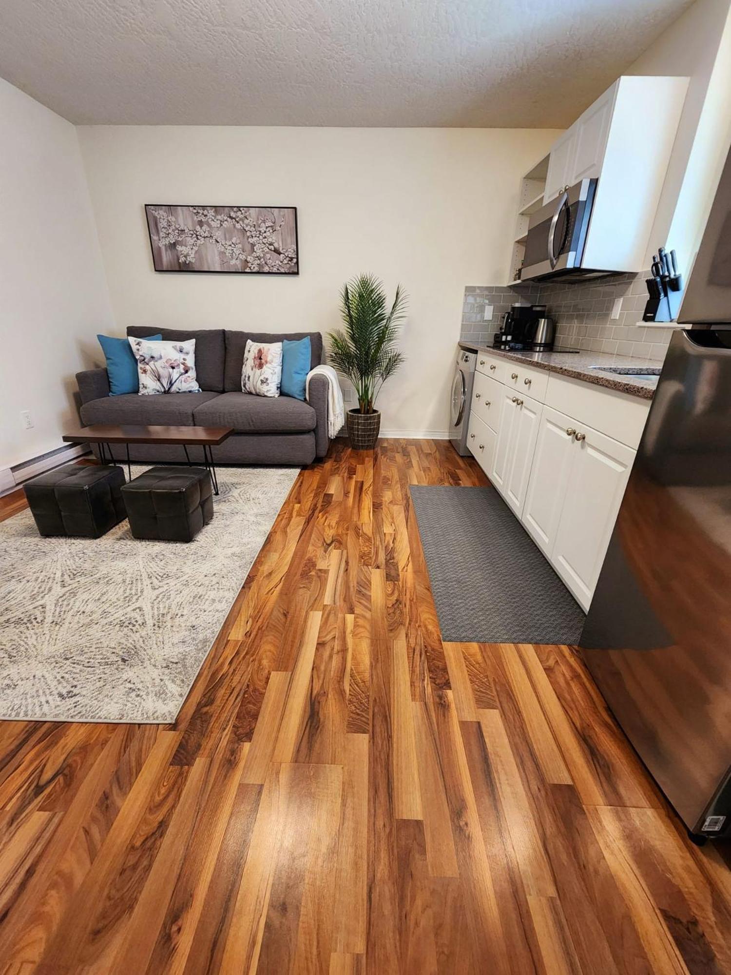 Adorable 1- Bedroom Suite In Langford ビクトリア エクステリア 写真