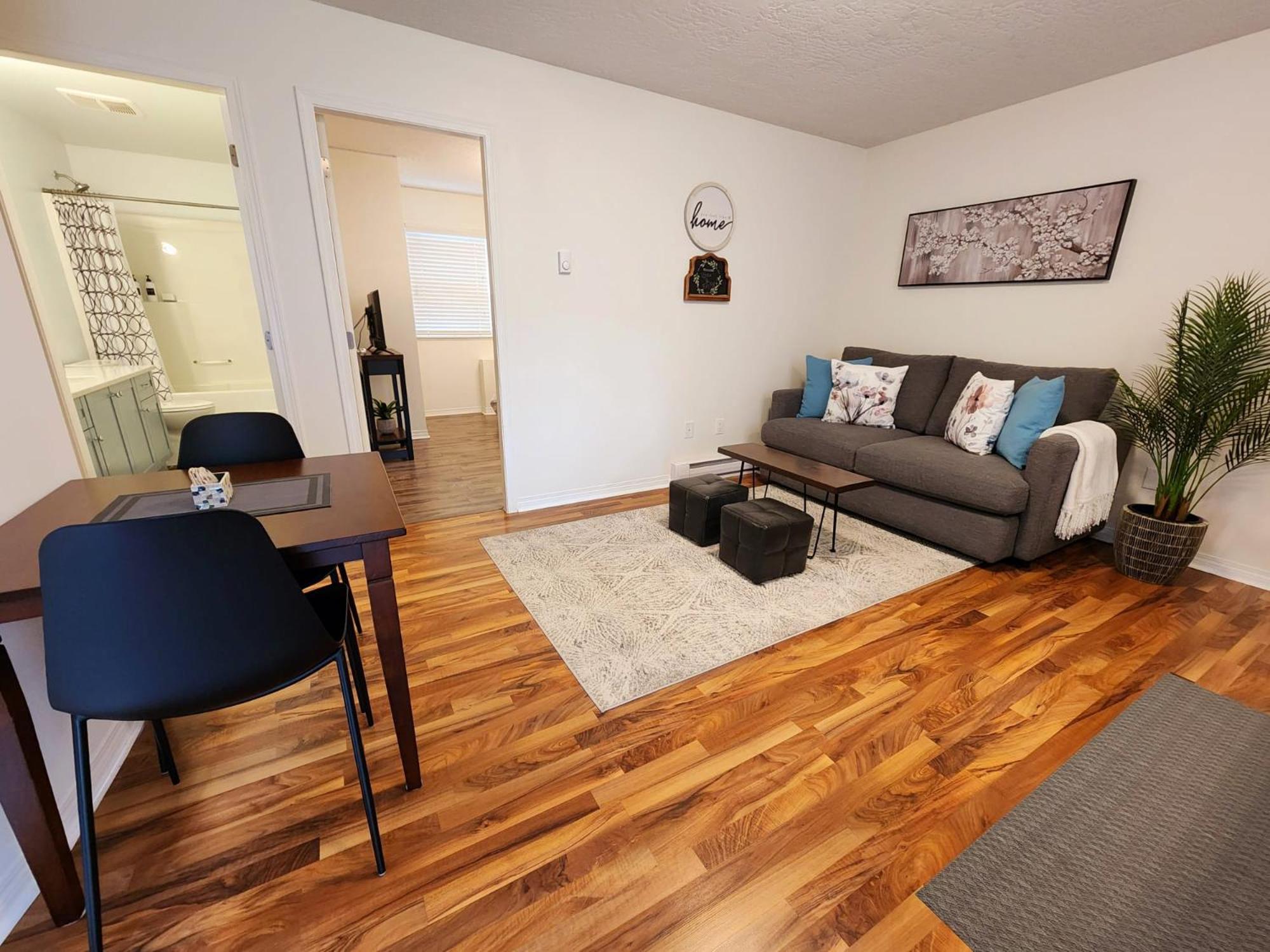 Adorable 1- Bedroom Suite In Langford ビクトリア エクステリア 写真