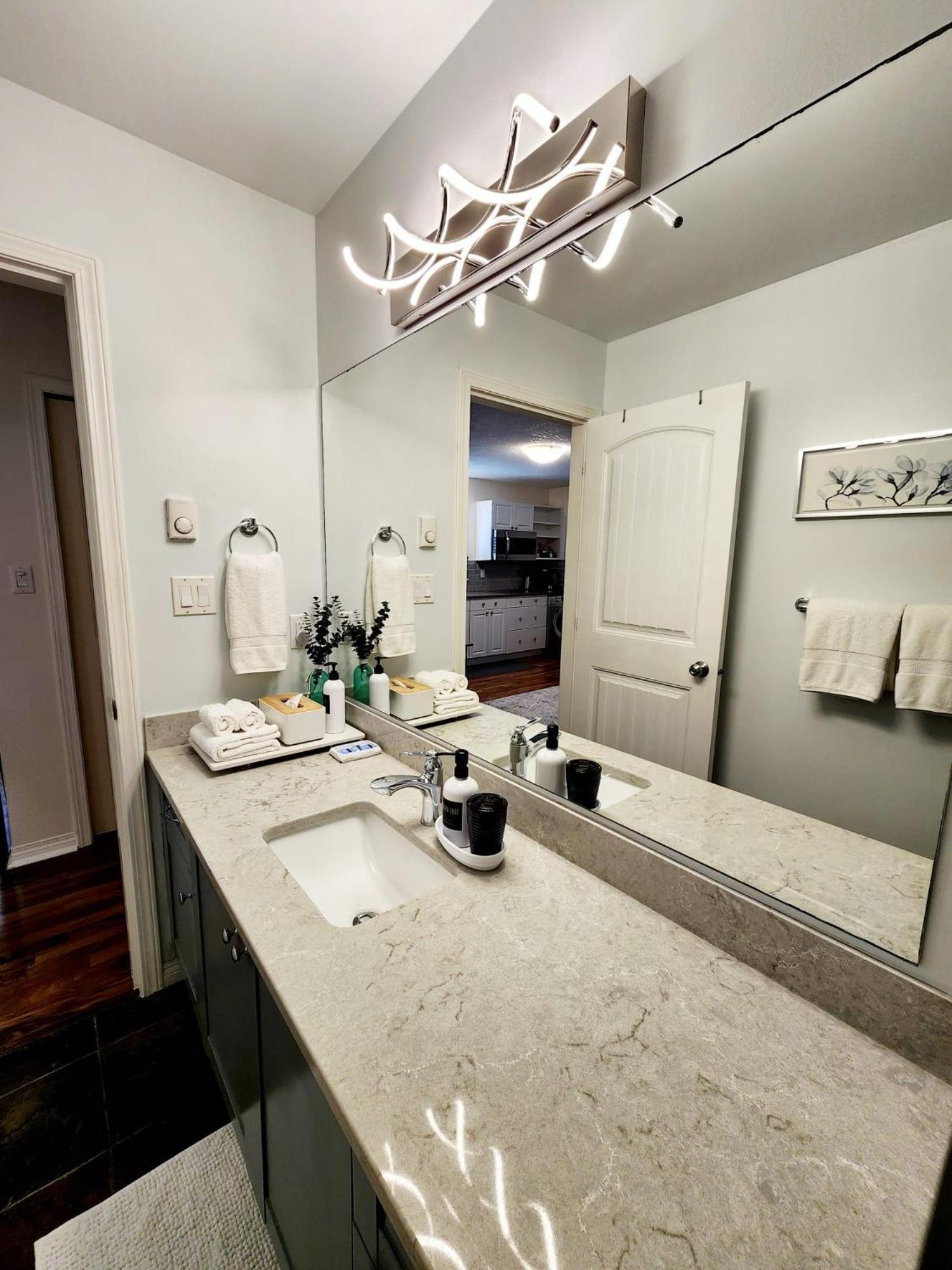 Adorable 1- Bedroom Suite In Langford ビクトリア エクステリア 写真