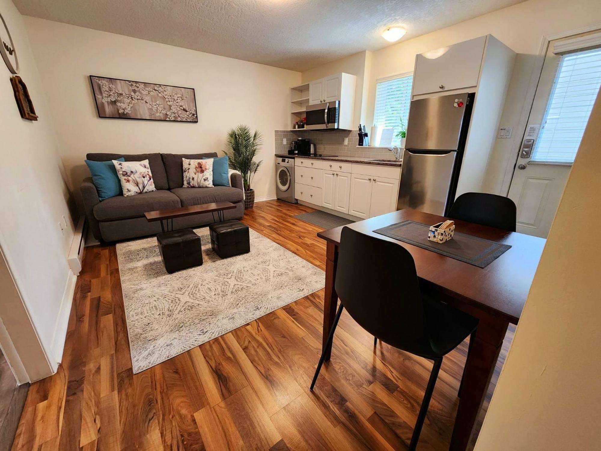Adorable 1- Bedroom Suite In Langford ビクトリア エクステリア 写真