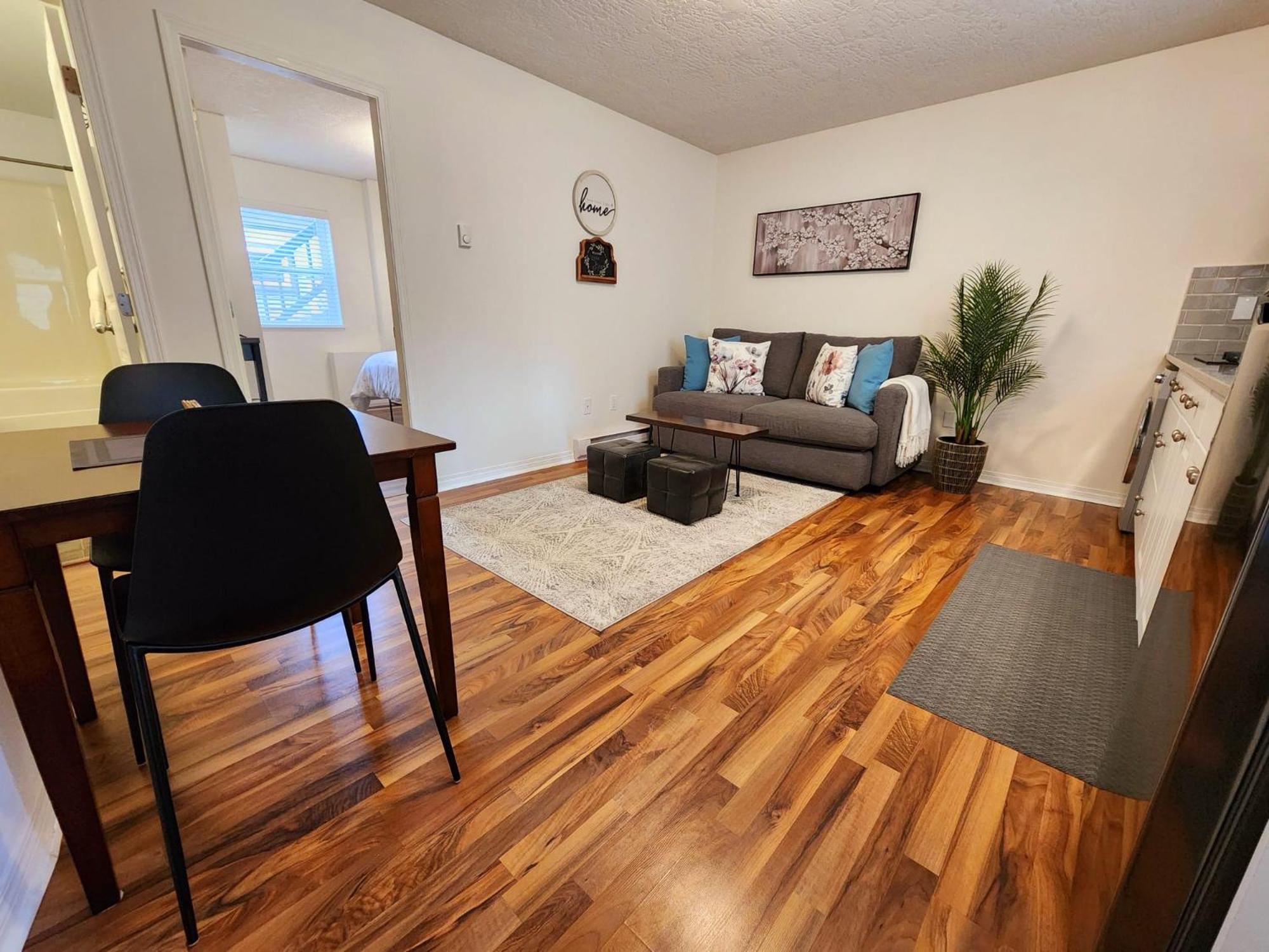 Adorable 1- Bedroom Suite In Langford ビクトリア エクステリア 写真