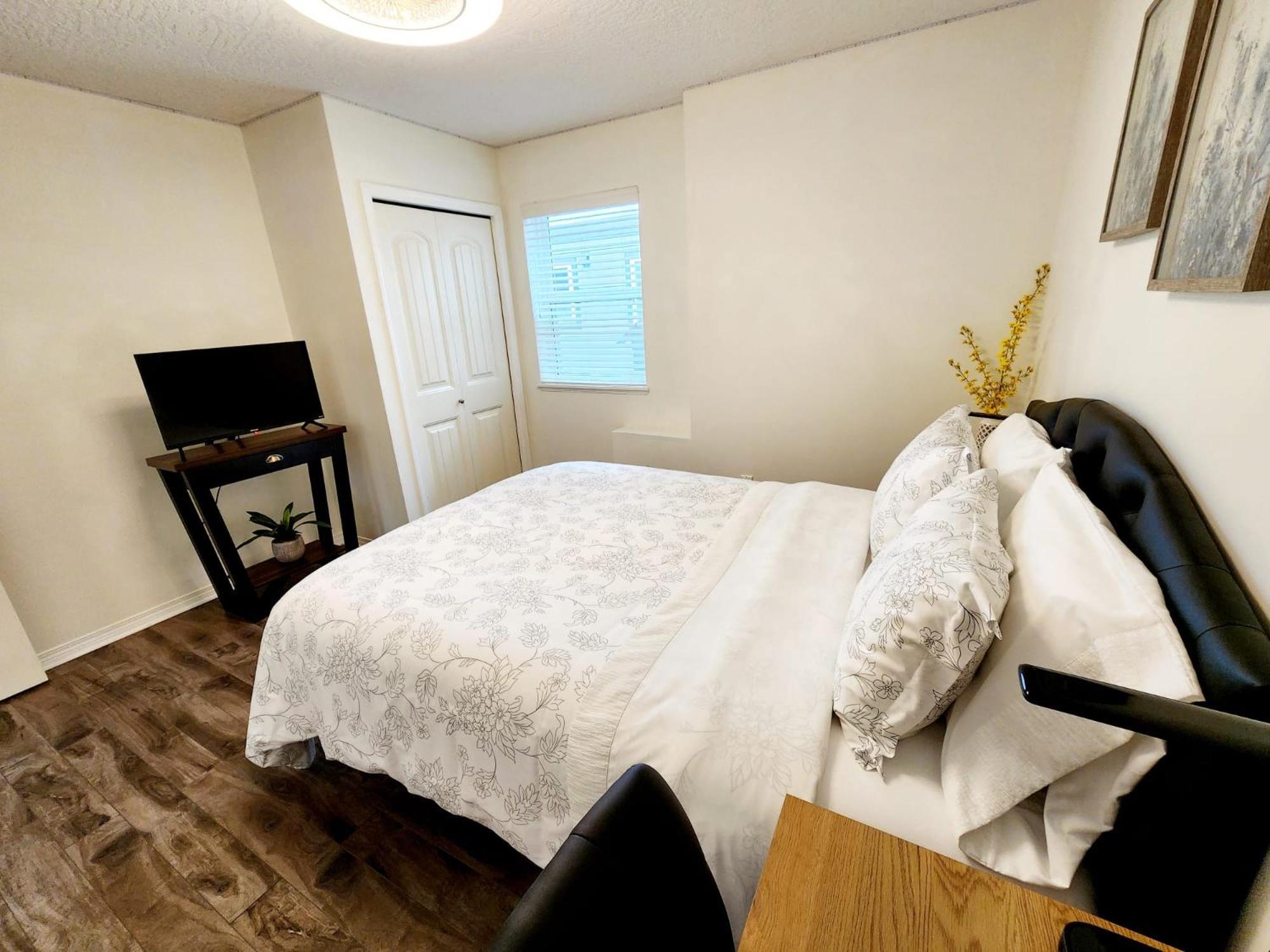 Adorable 1- Bedroom Suite In Langford ビクトリア エクステリア 写真